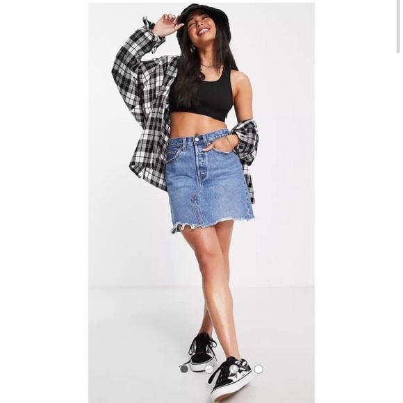 NWT! Levi's High Rise Iconic Deconstructed Skirt Mid Wash Distressed - Picture 11 of 12